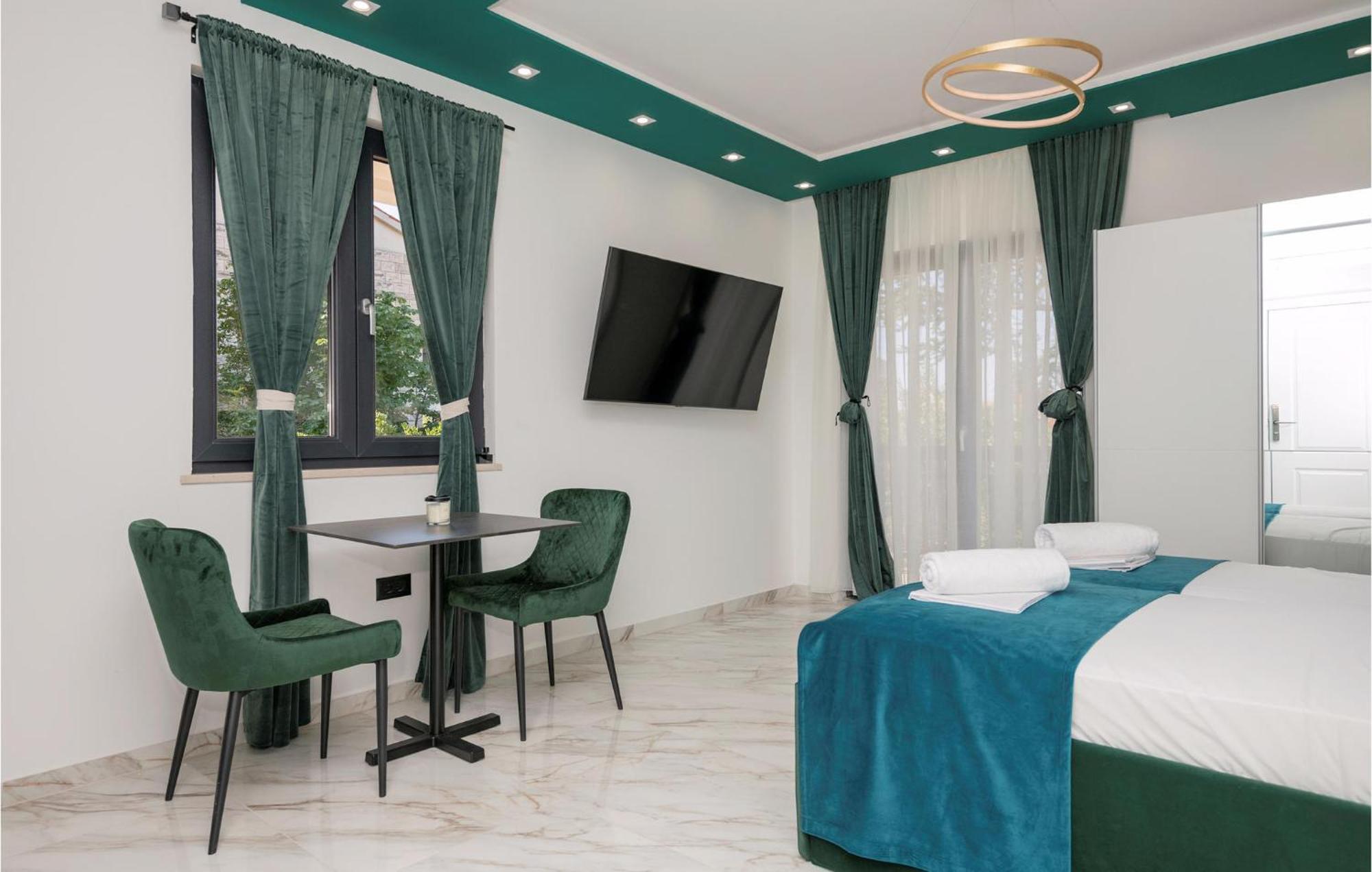 Awesome Apartment In Makarska With Wifi Exteriör bild