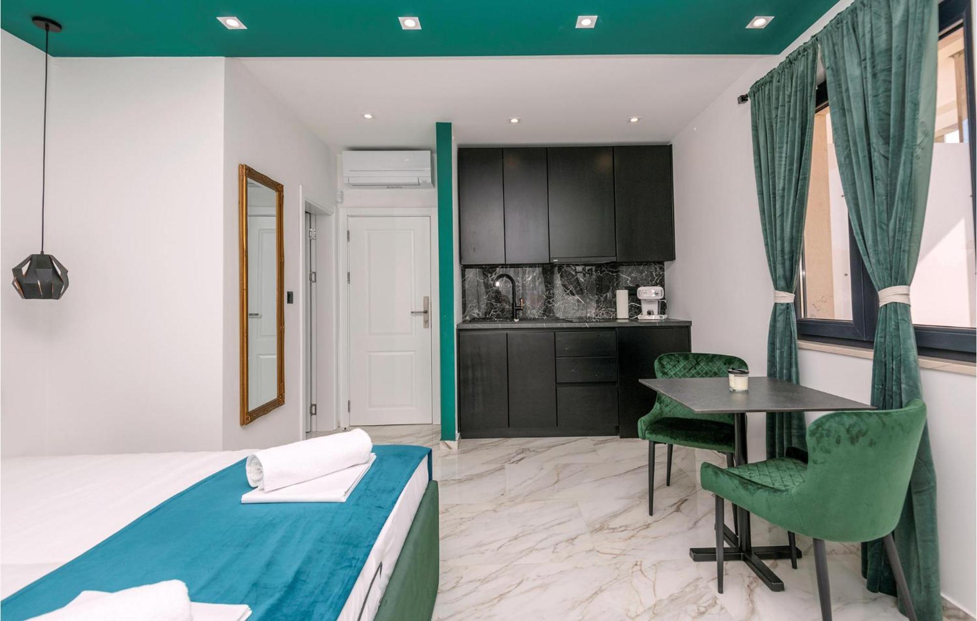 Awesome Apartment In Makarska With Wifi Exteriör bild